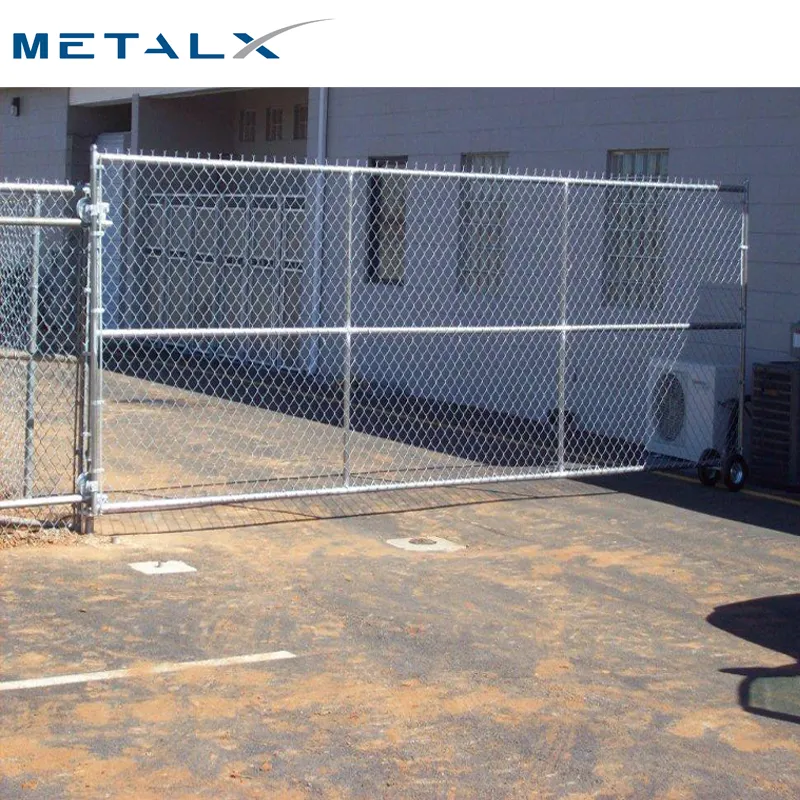 Rifornimento di fabbrica rotolo di recinzione di collegamento a catena in rete metallica zincata a lunga durata con 9 calibri con accessori