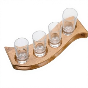 Support en bois courbé de qualité supérieure pour 4 verres transparents, design minimaliste, idéal pour la décoration de cuisine, les mariages, les événements et les restaurants. - Product Image 1