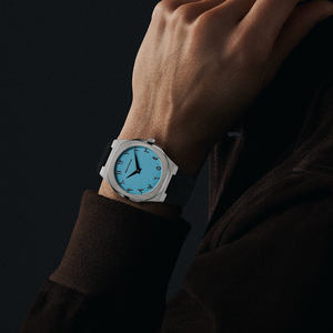 นาฬิกาควอตซ์ผู้ชาย ดีไซน์ตัวเลขแบบตะวันออก ดีไซน์ของแดเนียล กอร์แมน รุ่น 9090 สายซิลิโคน กันน้ำได้ ใช้ได้ทั้งแบบลำลองและธุรกิจ - Product Image 5