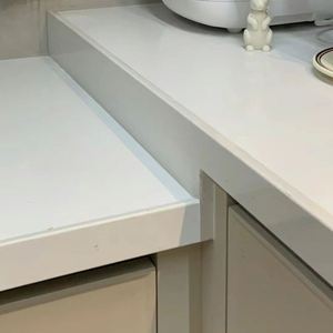 Gabinete de Cocina de Madera de Roble de Lujo con Acabado de Puerta de Piedra de Cuarzo en Colores Personalizables Color Teca para Organizar Utensilios de Cocina - Product Image 5