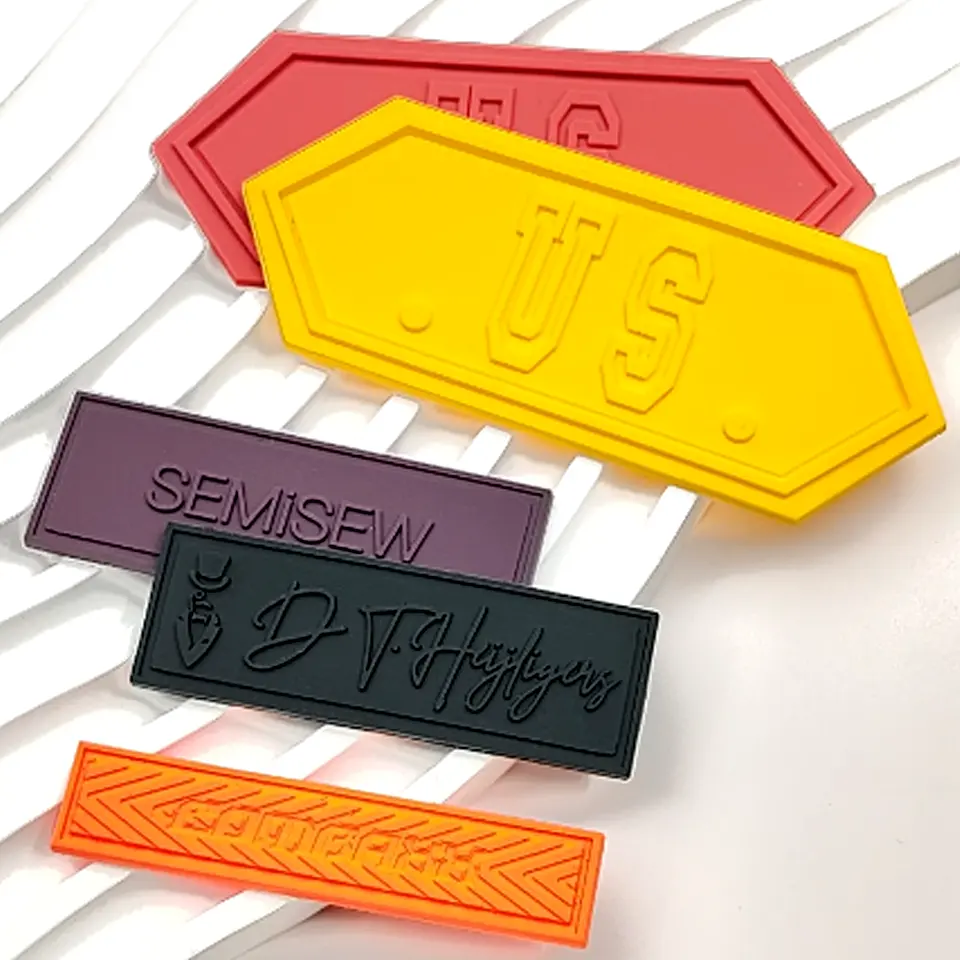 Tái chế Tùy chỉnh cao su vá 3D PVC logo các bản vá lỗi cho quần áo silicon nhãn truyền nhiệt cho nếp nhăn Vinyl huy hiệu