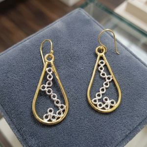 ต่างหูทองเหลืองชุบทองทำมือจาก Soumya Creations ดีไซน์ทรงหยดน้ำ สไตล์คลาสสิกแบบชาติพันธุ์ เหมาะสำหรับงานปาร์ตี้ งานแต่งงาน หรือเป็นของขวัญ - Product Image 4