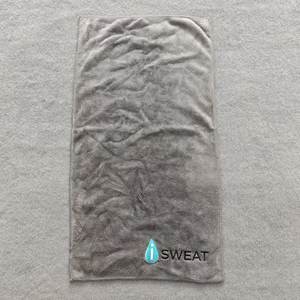 Toalla Deportiva de Microfibra con Logotipo Personalizado, Secado Rápido y Bolsillo con Cremallera, para Yoga, Gimnasio, Golf, Fitness y Actividades al Aire Libre - Product Image 2