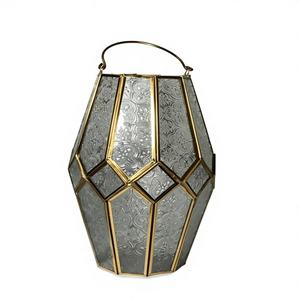 Lanterne porte-bougie en verre géométrique faite à la main avec cadre en métal doré et verre, design moderne pour la décoration de la maison, Noël - Product Image 1