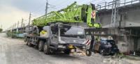 Vente directe de grue montée sur camion d'occasion 95% neuve 100T, moteur Weichai Yuchai, bras télescopique à 6 sections, stock efficace