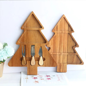 Tabla de cortar de madera con forma de árbol de Navidad, tabla de queso de madera maciza con juego de cuchillo y tenedor para servir postres y embutidos. - Product Image 2