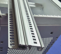 Rail horizontal C-BOX sur mesure, fourni par l'usine, avec insert fileté M2.5 M3 63HP 34561-363