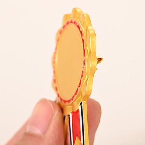 Badges et médailles en alliage Yingzhou avec fermoir papillon, impression de logo personnalisée pour cadeaux d'entreprise et scolaires - Product Image 1
