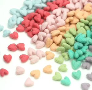 Décoration murale en feutre de laine 100% écologique, cœur rouge fait main pour la Saint-Valentin, design moderne - Product Image 6