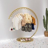 Étagère suspendue moderne en forme de C en fer nano doré de luxe, pour l'affichage des vêtements, avec montage facile
