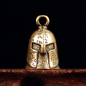 1 pièce, pendentif porte-clés en laiton fait main, clochette de <span class=keywords><strong>casque</strong></span> rétro, figurine ornementale, vente en gros - Product Image 1