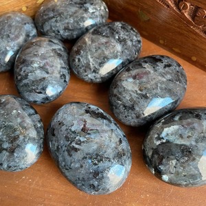 Pierre de palmier Larvikite polie de haute qualité en gros pour la décoration intérieure et les cadeaux de Noël - Product Image 4