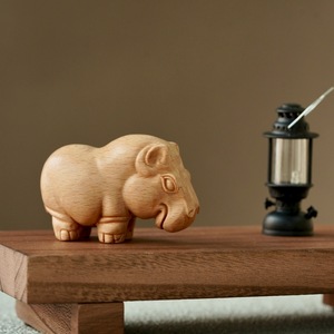 Figurine de rhinocéros sculptée en bois de hêtre YiTao, sculpture animale artisanale pour la décoration de la maison et du salon - Product Image 3