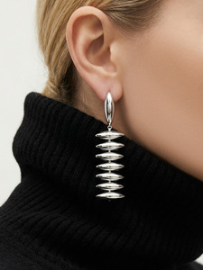 Boucles d'oreilles pendantes linéaires tendance en acier inoxydable plaqué or PVD, résistantes au ternissement et à l'eau, avec perles métalliques, bijoux minimalistes, vente en gros - Product Image 2