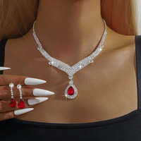 Ensemble de collier et boucles d'oreilles en strass avec chaîne à griffes exquise pour les soirées