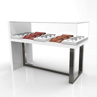 Aménagement de magasin d'optique avec éclairage, vitrine à lunettes, tiroirs pour opticien