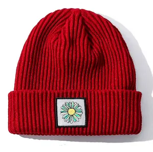 Vendita calda Cappello di Patch Acrilico Knit Turn Over Rosso Cappello Fornitore