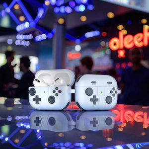 Funda de silicona anticaída con diseño clásico de Gamepad con clip de mosquetón y fundas para auriculares con protección contra el polvo para <span class=keywords><strong>AirPods</strong></span> <span class=keywords><strong>Pro</strong></span> <span class=keywords><strong>2</strong></span> 4 <span class=keywords><strong>Protector</strong></span> - Product Image 1