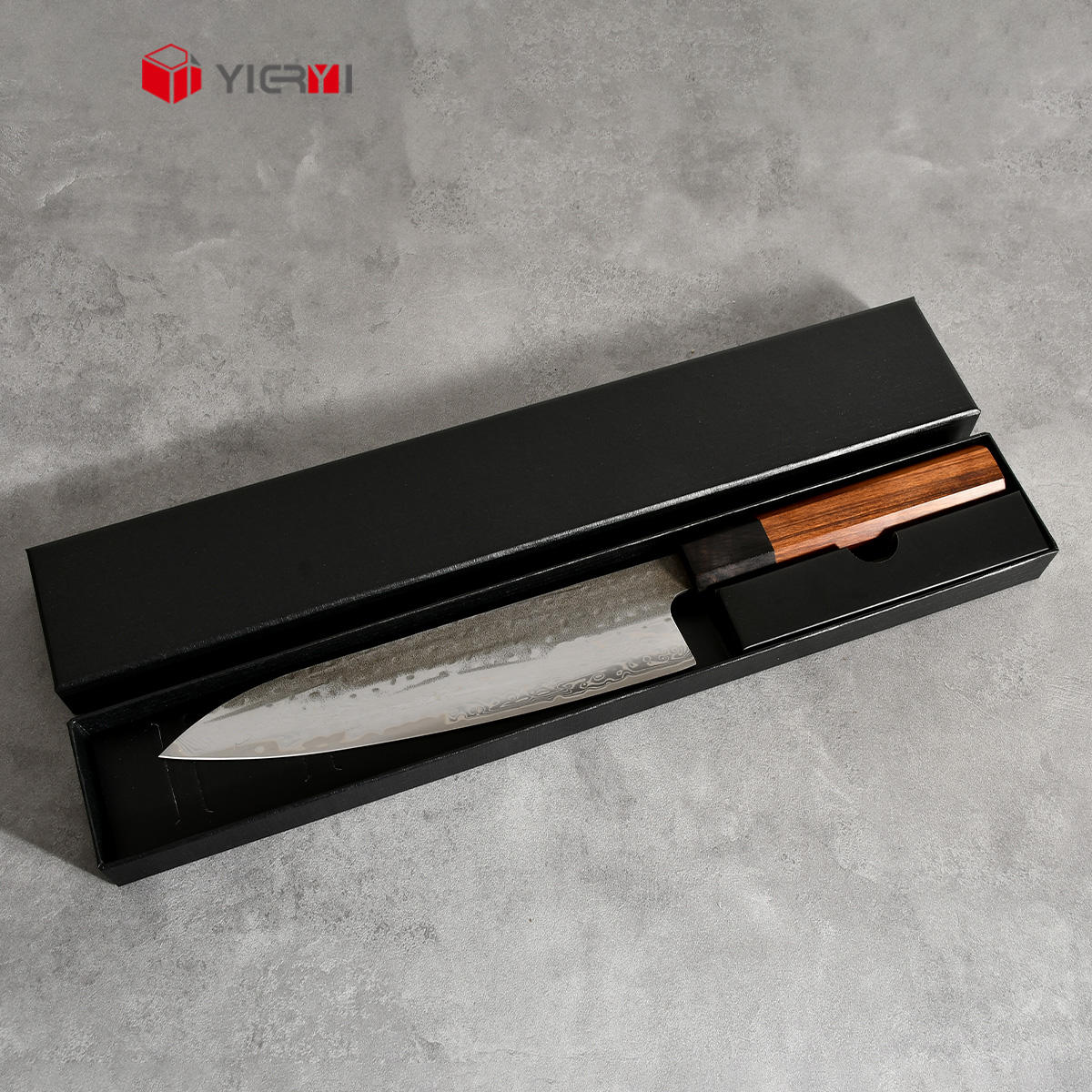 Coltello da chef marrone con scatola