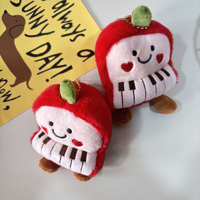 En gros, Breloque de sac en peluche motif pomme de dessin animé avec clavier, style Kawaii, poupée en peluche douce et adorable, porte-clés et pendentif pour sac à main et sac à dos