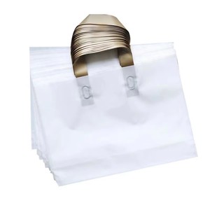 Sacs de courses en plastique LDPE personnalisés avec logo imprimé, réutilisables, écologiques, avec poignée, pour boutique, de la marque YC Professional Carry - Product Image 1