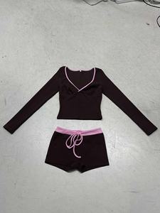 Conjunto Casual de Dos Piezas de Punto Sólido - Camiseta de Manga Larga con Cuello en V para Mujer, Paneles en Contraste, Pantalones Cortos con Lazos, Ecológico, Transpirable, Deportivo - Product Image 2