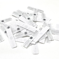 Étiquettes RFID pour vêtements, taille 70*15mm, prêtes à être expédiées, fabriquées par RZX RFID Products.