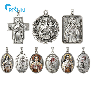Collar con Colgante de Medalla de Santa Teresita del Niño Jesús de Lisieux, Medalla Sagrada Personalizada de Santa Teresita - Product Image 1