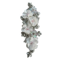 Dentelle brodée avec des motifs floraux, garniture en strass, dentelle perlée, applique en dentelle