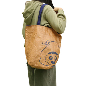 Sac fourre-tout en papier kraft lavable avec impression de logo personnalisé, réutilisable, imperméable, compagnon de voyage pour les courses, pour femmes - Product Image 1