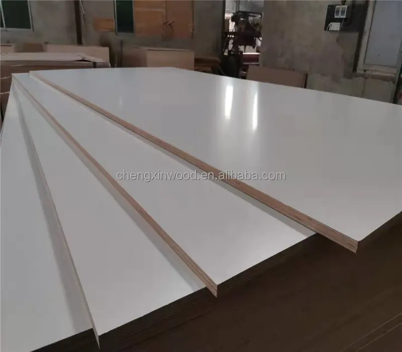 Hoja de madera contrachapada laminada de alta calidad Tablero de melamina blanca 4x8