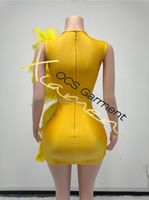 Robe de soirée mini jaune Ocstrade avec bordure en plumes d'autruche, ornée de strass et de dentelle, pour femme