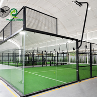Terrain de padel professionnel sans poteaux avec structure invisible robuste, système d'éclairage LED anti-éblouissement, pour complexe de luxe
