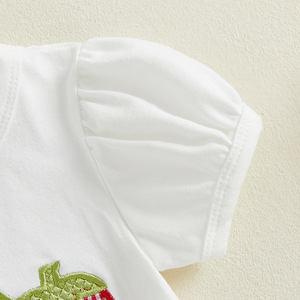 Conjunto de Ropa para Niñas Pequeñas para el Regreso a Clases, Camisa con Mangas Abullonadas y Volantes, Pantalones Cortos con Estampado de Fresas, 2 Piezas - Product Image 4