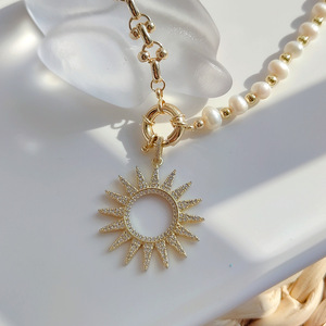 Nische Design Sense Micro Diamond Sun Anhänger Natürliche Perle Kupfer Vergoldete Kette Perlenkette Edelstahl - Product Image 1