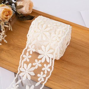 Fita de Renda Vintage Personalizada com Padrão Floral Dupla Face de 7cm, Ecológica e de Alta Tenacidade para Embalagem de Presentes e Buquês de Noiva - Product Image 4