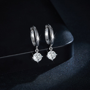 Pendientes de Moissanita Certificada de 0.5ct, Plata, Piedra de Silicio Redonda, Chapados en Oro Blanco, Certificados por GRA - Product Image 3