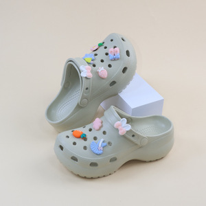 Sabots pour filles, chaussures de plage d'été antidérapantes kaki avec breloques décoratives pour enfants, taille 30 31 32 33 34 - Product Image 2