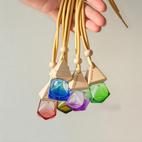 Diffuseur de désodorisant de voiture suspendu de 8ml Diffuseur d'huiles essentielles en verre vide Pendentif de parfum Bouteille en verre