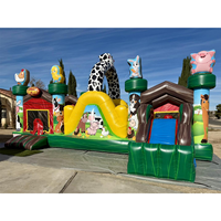 Château gonflable commercial sur le thème de la ferme avec toboggan et parcours d'obstacles animaux, combo structure de jeu et trampoline pour fête d'enfants