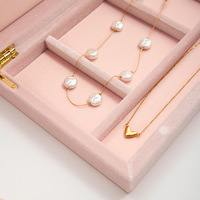 Collier élégant en acier inoxydable plaqué or 18 carats avec pendentif cœur et perle de verre gracieuse