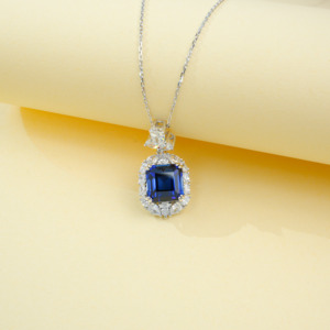 Collier de luxe léger en argent 925 avec pendentif saphir taille émeraude entouré de diamants pour femme - Product Image 4