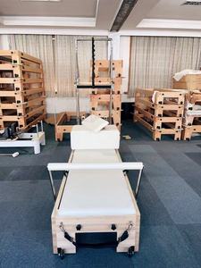 Tour commerciale de réformateur de Pilates Beige en bois d'érable Machine de Pilates de réformateur en bois avec tour pour Home Studio - Product Image 4