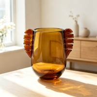Vase en verre ambré soufflé à la main RYLAVA avec des oreilles en forme de feuille uniques, vase à fleurs décoratif en verre pour la table de la maison