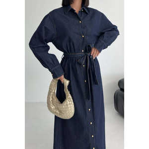 Vestido camisero clásico de mezclilla largo con botones al frente y cintura con lazo en azul marino - Product Image 4