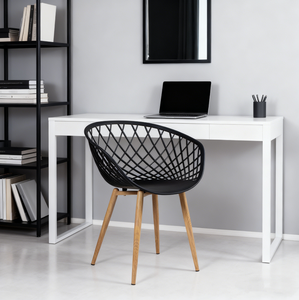 <span class=keywords><strong>Chaise</strong></span> en plastique respirante de style <span class=keywords><strong>scandinave</strong></span> avec pieds en bois effilés pour une utilisation polyvalente dans les salles à manger et les cafés - Product Image 1