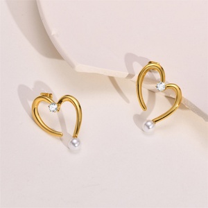 Boucles d'oreilles délicates plaquées or 18 carats avec perle, en acier inoxydable, avec zircon cubique en forme de cœur - Product Image 2