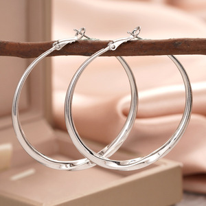 Orecchini a Goccia d'Acqua per Donne, Design alla Moda e Personalizzato, Stile Mediorientale di Lusso Leggero, Clip per Orecchie Accattivanti - Product Image 5