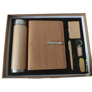 Cadeaux 2023 idées Souvenir d'entreprise Logo personnalisé Flasque en bambou clé USB Porte-clés Porte-cartes Ensemble cadeau stylo cahier 6 en 1 - Product Image 1