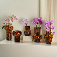 Vente en gros personnalisé soufflé à la main, petit et grand, fleur tachetée rouge foncé, vase à bourgeon en verre au design moderne pour la décoration de table